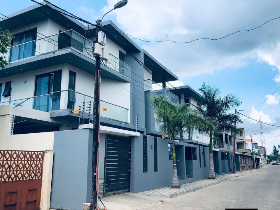 Arrenda-se-Moradia-T5-com-Piscina-e-Jardim-no-Triunfo-Novo-–-Proximo-ao-Tanque-do-Villa-Sol-1