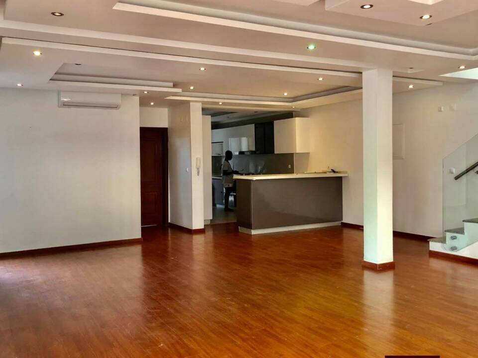 Arrenda-se-Moradia-T5-com-Piscina-e-Jardim-no-Triunfo-Novo-–-Proximo-ao-Tanque-do-Villa-Sol-2