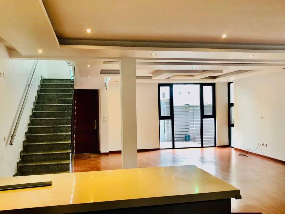 Arrenda-se-Moradia-T5-com-Piscina-e-Jardim-no-Triunfo-Novo-–-Proximo-ao-Tanque-do-Villa-Sol-3