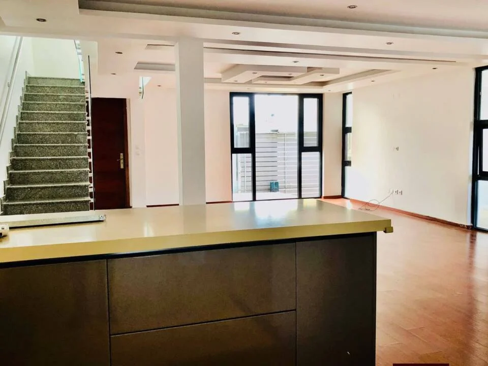 Arrenda-se-Moradia-T5-com-Piscina-e-Jardim-no-Triunfo-Novo-–-Proximo-ao-Tanque-do-Villa-Sol-8